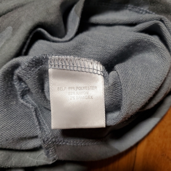 Jane And Delancey Camouflage Short Sleeve Top - Picture 4 of 10